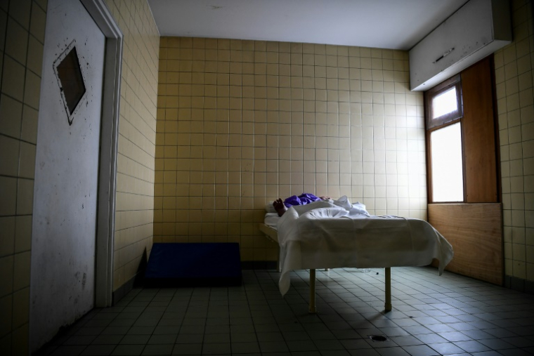 Un patient dans un lit d'un hôpital psychiatrique en France, le 12 février 2020  ( AFP / Christophe ARCHAMBAULT )