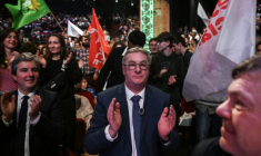 François Briançon, candidat "La Gauche Unie" à la mairie de Toulouse, en campagne le 11 mars 2026 ( AFP / Ed JONES )