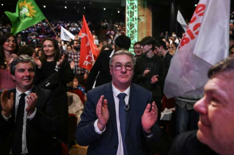 François Briançon, candidat "La Gauche Unie" à la mairie de Toulouse, en campagne le 11 mars 2026 ( AFP / Ed JONES )