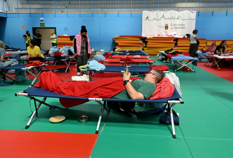 Des personnes évacuées à cause des incendies sont hébergées dans un gymnase à Villaviciosa de Odon, à l'ouest de Madrid, le 25 juillet 2026  ( AFP / JAVIER SORIANO )