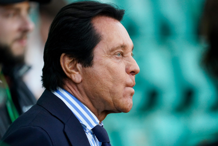 «Il fait la navette, le kangourou, une fois oui une fois non» : Kita pas content