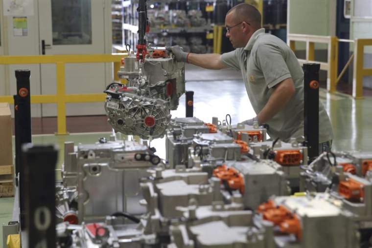 Un employé manipule un moteur dans une usine de l'ouest de la France
