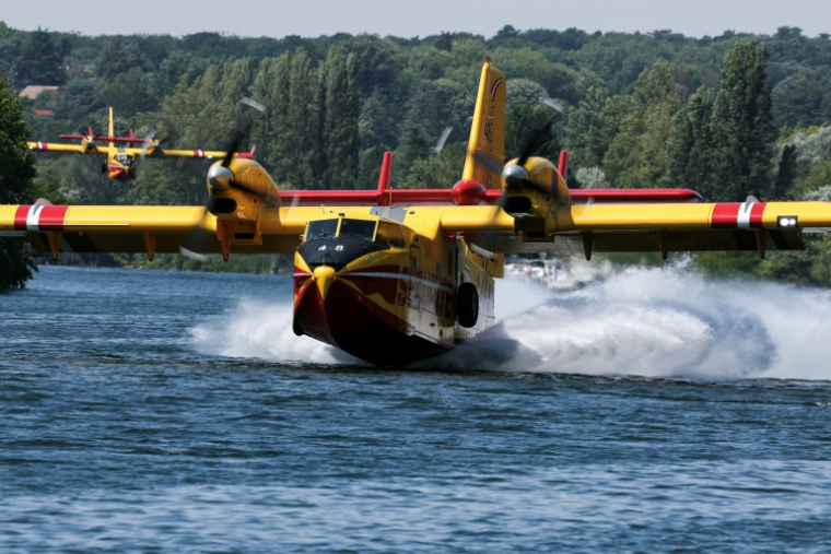 Un Canadair CL-415 de la Sécurité civile effectue des manœuvres d'écopage au-dessus de la Seine à Chartrettes, pour lutter contre un incendie dans la forêt de Fontainebleau, le 13 juillet 2026 en Seine-et-Marne ( AFP / Thomas SAMSON )