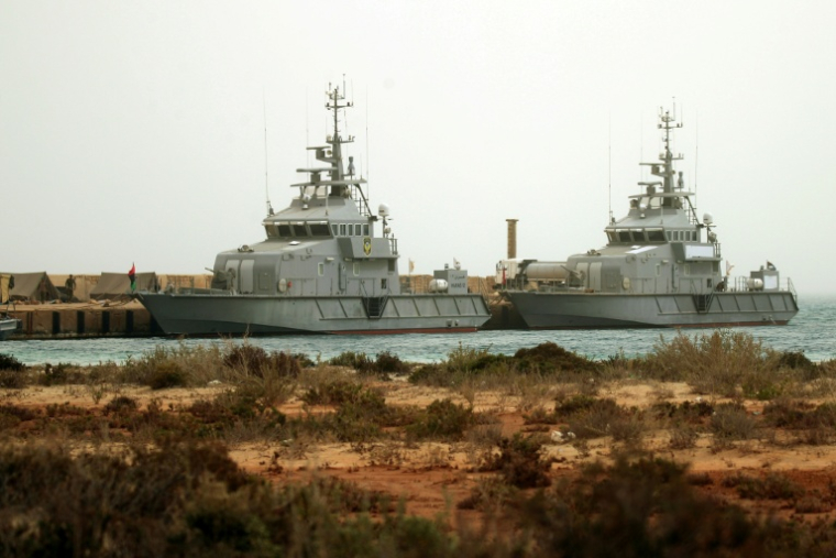 Des navires de l'Armée nationale libyennes participent à des manoeuvres militaires, le 16 mai 2026 dans le sud-est de la Libye ( AFP / Abdullah DOMA )