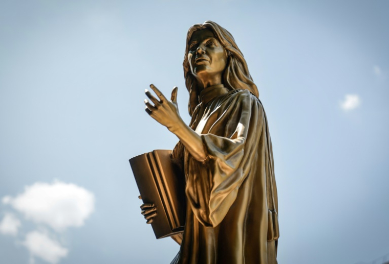 La statue dorée de l'avocate et militante féministe Gisèle Halimi est instalée Porte de la Chapelle à Paris le 18 juillet 2025 ( AFP / STEPHANE DE SAKUTIN )