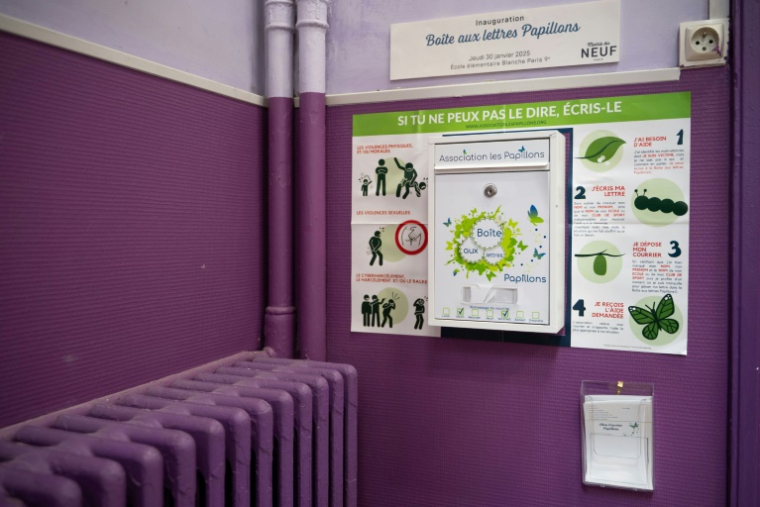 Une boîte aux lettres pour les élèves avec le message "Si tu ne peux pas le dire, écris-le" mise en place par l'association Les Papillons en cas d'abus à l'école, le 12 mai 2025 à l'école élémentaire Blanche à Paris ( AFP / LEO VIGNAL )
