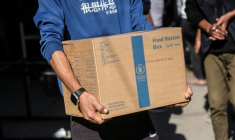 Un Palestinien transporte une boîte de rations alimentaires fournie par le Programme alimentaire mondial (PAM) à Al-Zawayda, au centre de la bande de Gaza, le 27 octobre 2025 ( AFP / BASHAR TALEB )