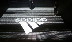 ADIDAS GONFLE SA MARGE AVEC LES VENTES EN LIGNE, LE TITRE MONTE