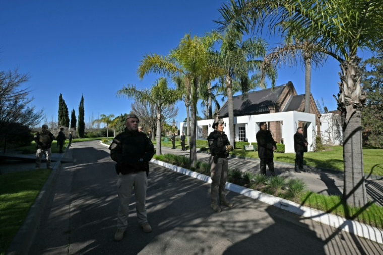 Des membres de la sécurité barrent l'entrée du cimetière où a eu lieu une cérémonie pour le père de Lionel Messi, Jorge Messi, décédé la veille, le dimanche 9 août 2026, près de Rosario en Argentine ( AFP / Luis ROBAYO )