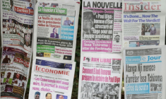 Les unes des journaux publiés au lendemain de l'élection à Yaounde, le 13 octobre 2025 ( AFP / Daniel BELOUMOU OLOMO )