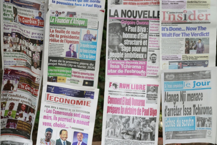 Les unes des journaux publiés au lendemain de l'élection à Yaounde, le 13 octobre 2025 ( AFP / Daniel BELOUMOU OLOMO )