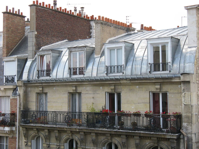 Chambres de bonnes sur les toits de Paris (Crédits: Wikimedia Commons - Rafael Garcia-Suarez)