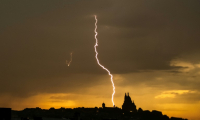 Un éclair près de la Basilique du Sacré-Cœur de Montmartre, Paris le 25 juin 2025. ( AFP / Olivier MORIN )