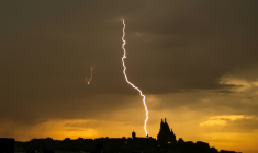 Un éclair près de la Basilique du Sacré-Cœur de Montmartre, Paris le 25 juin 2025. ( AFP / Olivier MORIN )