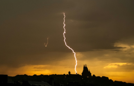 Un éclair près de la Basilique du Sacré-Cœur de Montmartre, Paris le 25 juin 2025. ( AFP / Olivier MORIN )