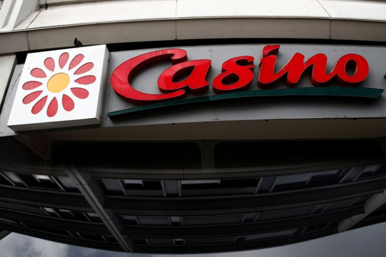 Le logo du supermarché Casino est représenté à Paris