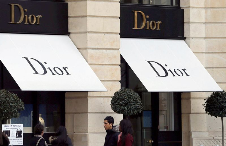 Photo d'archives: Les logos de la marque Dior à l'extérieur d'un magasin Dior à Paris