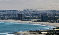 Vue aérienne de la ville d'Arica, au Chili, à la frontière avec le Pérou, le 30 novembre 2025 ( AFP / RODRIGO ARANGUA )