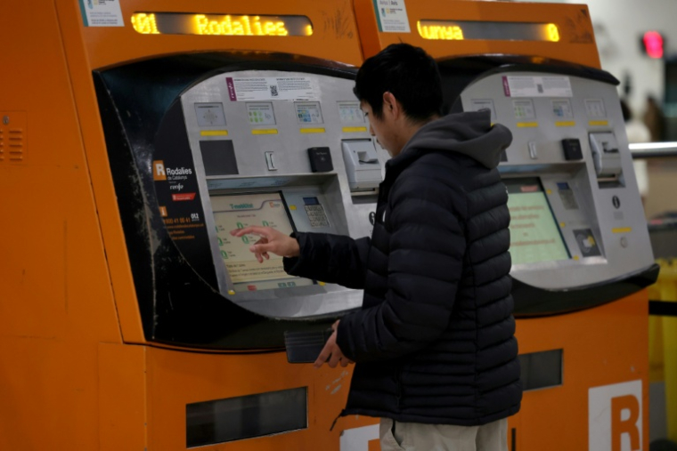 Un usager achète un billet de train pour le réseau régional Rodalies de Catalogne à la gare Sants de Barcelone, le 9 février 2026 ( AFP / Lluis GENE )