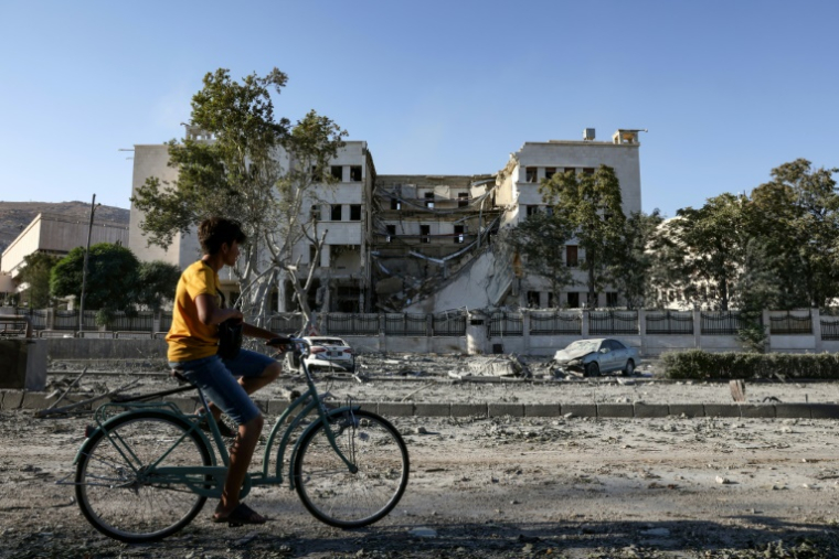 Le quartier général de l'armée syrienne à Damas, endommagé par un bombardement israélien, le 16 juillet 2025 ( AFP / Bakr ALkasem )