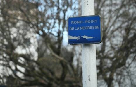 Un panneau de signalisation portant le nom contesté d'un quartier de Biarritz, le 10 janvier 2025 ( AFP / Gaizka IROZ )