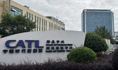 Une enseigne CATL se dresse à l'extérieur de son centre de recherche et développement et du siège social du fabricant chinois de batteries à Ningde