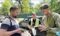 Ukraine : des officiers de recrutement arpentent les rues pour s'assurer que tous les hommes sont en règle