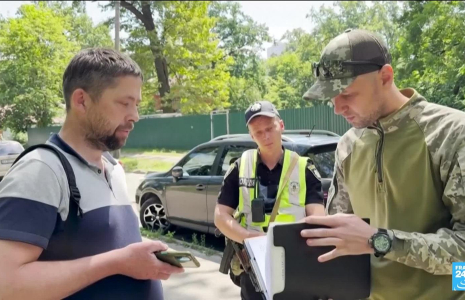 Ukraine : des officiers de recrutement arpentent les rues pour s'assurer que tous les hommes sont en règle