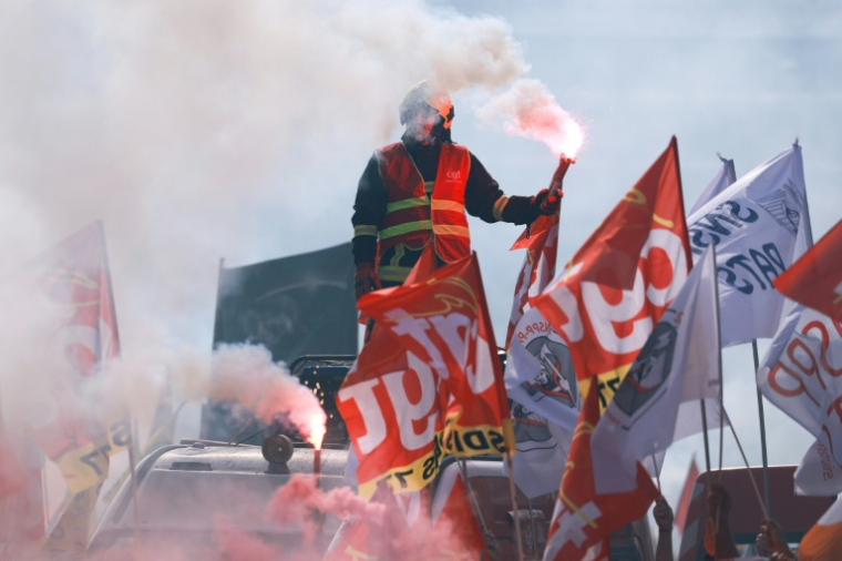 Manifestation de pompiers pour faire entendre leur "colère" le 29 septembre 2026 à Paris ( AFP / Kenzo TRIBOUILLARD )