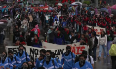 Des manifestants défilent pour les 11 ans de la disparition des 43 étudiants d'Ayotzinapa
