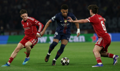 Florian Wirtz (G) de Liverpool voit filer Désiré Doué (C) du Paris SG lors de la victoire 2 à 0 des Parisiens, en quart de finale aller de Ligue des champions, le 8 avril 2026 au Parc des Princes ( AFP / Anne-Christine POUJOULAT )