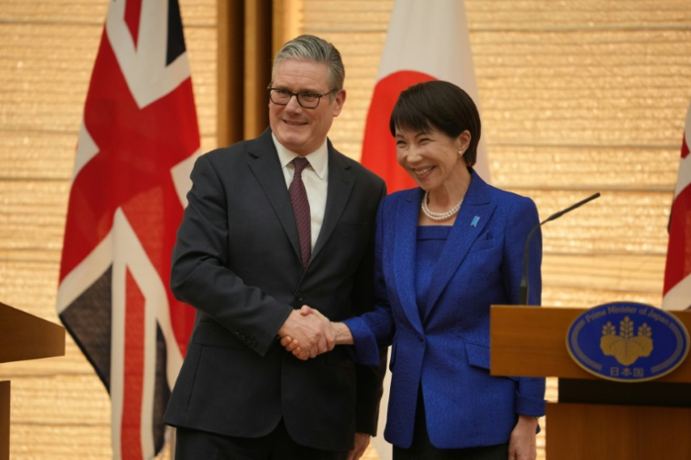 Le Premier ministre britannique Keir Starmer et son homologue japonaise Sanae Takaichi, le 31 janvier 2026 à Tokyo ( POOL / Kin Cheung )