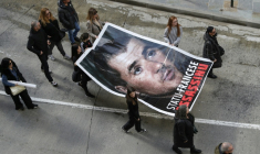 Des personnes défilent avec une photo géante du militant indépendantiste corse Yvan Colonna à l'occasion du deuxième anniversaire de sa mort, le 2 mars 2024 à Bastia, en Corse ( AFP / Pascal POCHARD-CASABIANCA )