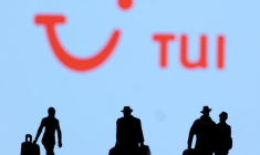 Illustration de figurines devant le logo de Tui