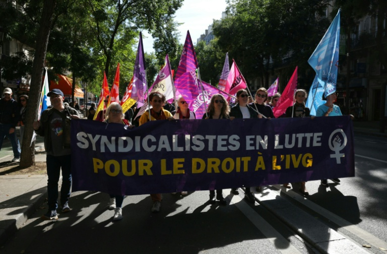 Manifestation pour la défense du droit à l'avortement, à Paris, le 28 septembre 2025 ( AFP / Thomas SAMSON )