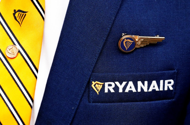 RYANAIR RELÈVE SA PRÉVISION DE BÉNÉFICE, ESPOIR POUR LE SECTEUR