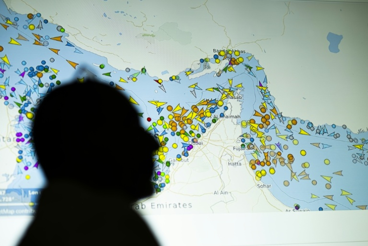 Un écran montre les mouvements de navires dans le Golfe et le détroit d'Ormuz, le 4 mai 2026 ( AFP / - )