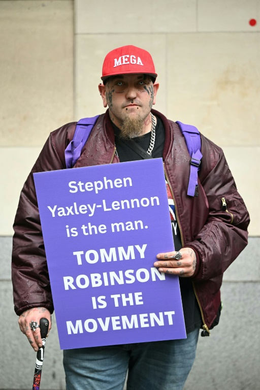 Un partisan de l'activiste d'extrême droite britannique Tommy Robinson à Westminster, à Londres, le 5 juin 2025 ( AFP / JUSTIN TALLIS )