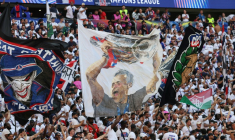 Les supporters du Paris SG brandissent des drapeaux avant la finale de la Ligue des champions, le 30 mai 2026 à Budapest ( AFP / FRANCK FIFE )