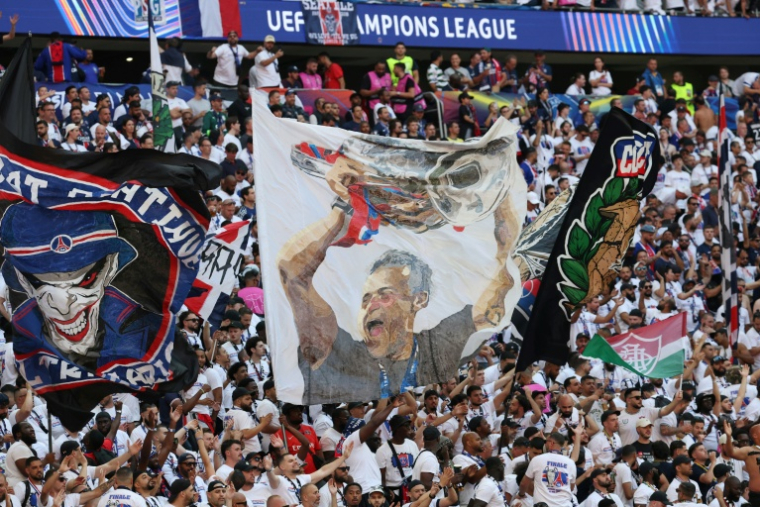 Les supporters du Paris SG brandissent des drapeaux avant la finale de la Ligue des champions, le 30 mai 2026 à Budapest ( AFP / FRANCK FIFE )