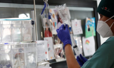 CORONAVIRUS: NOUVELLE BAISSE DES HOSPITALISATIONS EN SOINS CRITIQUES EN FRANCE