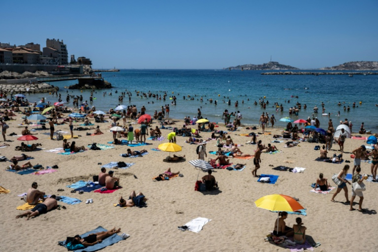 Une plage à Marseille alors que la canicule s'étend au sud-est de la France, le 20 juin 2026 ( AFP / MIGUEL MEDINA )