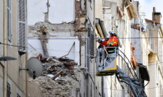 Des pompiers inspectent un bâtiment rue d'Aubagne, à Marseille, le 8 novembre 2018 ( AFP / GERARD JULIEN )