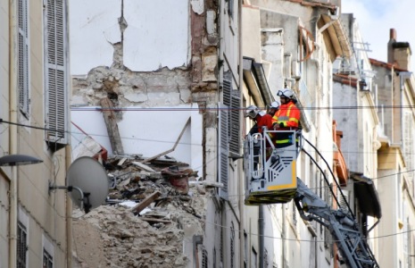Des pompiers inspectent un bâtiment rue d'Aubagne, à Marseille, le 8 novembre 2018 ( AFP / GERARD JULIEN )