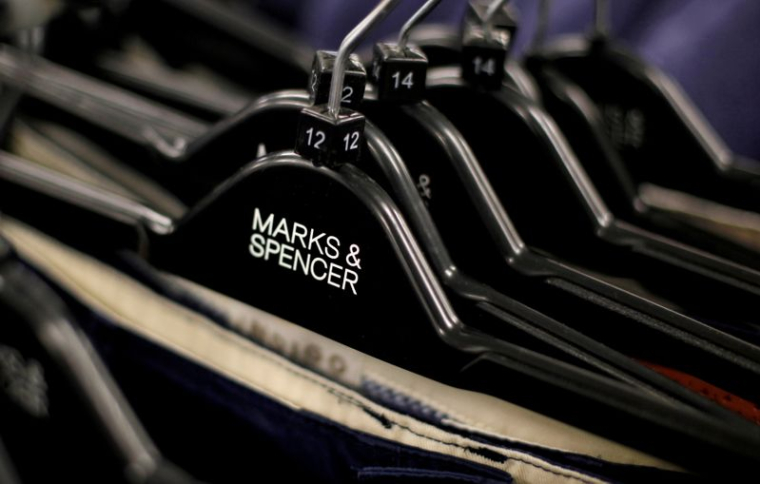 MARKS & SPENCER GRIMPE APRÈS LE RELÈVEMENT DE SON OBJECTIF ANNUEL DE BÉNÉFICE