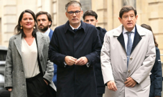 Le patron du PS Olivier Faure, allant à Matignon le 8 octobre 2025, avec à sa droite Johanna Rolland, la maire socialiste de Nantes, et à sa gauche Patrick Kanner, chef de file des sénateurs socialistes. ( AFP / Bertrand GUAY )
