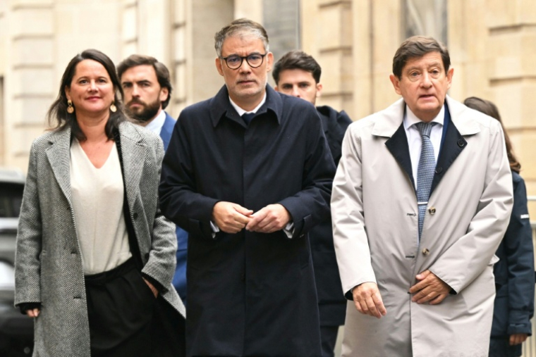 Le patron du PS Olivier Faure, allant à Matignon le 8 octobre 2025, avec à sa droite Johanna Rolland, la maire socialiste de Nantes, et à sa gauche Patrick Kanner, chef de file des sénateurs socialistes. ( AFP / Bertrand GUAY )
