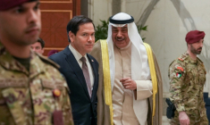 Le secrétaire d'Etat américain, Marco Rubio avec le prince héritier du Koweit, Sabah Khaled Al-Hamad Al-Sabah après leur rencontre à Koweit, le 24 juin 2026 ( POOL / Eric Lee )