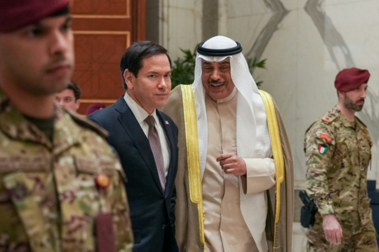 Le secrétaire d'Etat américain, Marco Rubio avec le prince héritier du Koweit, Sabah Khaled Al-Hamad Al-Sabah après leur rencontre à Koweit, le 24 juin 2026 ( POOL / Eric Lee )