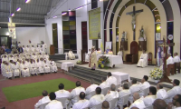 Des Péruviens assistent à la messe organisée par le diocèse de Callao pour le pape Léon XIV